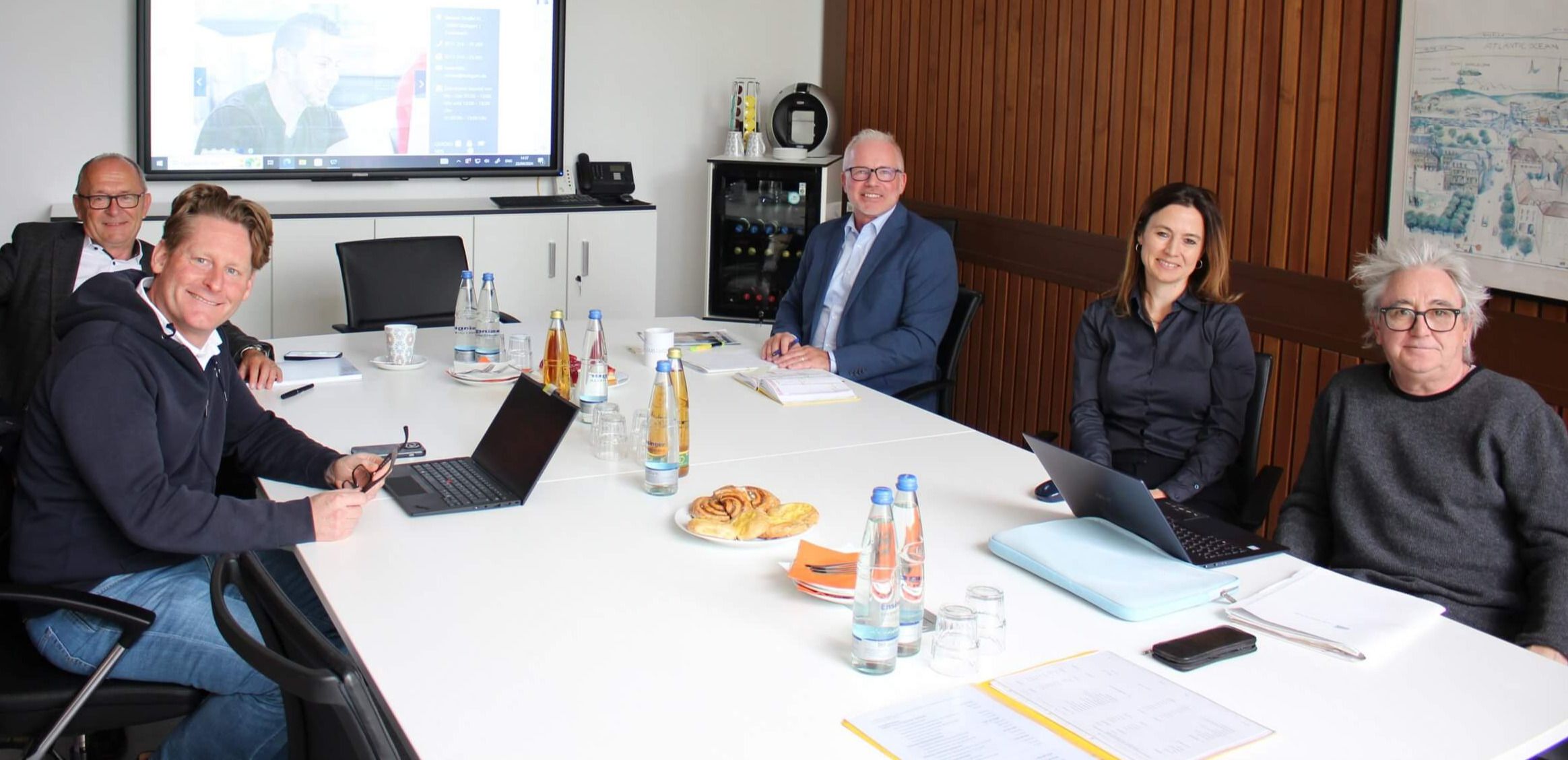 V. l. n r.: Klaus Wössner (Beisitzer, ehemals Geschäftsführer Mahle GmbH Sachsen), Dr. Christian-Titus Klaiber (1. Vorsitzender, Geschäftsführer Louis Leitz Family Office GmbH & Co. KG), Marc van Bergen (2. Vorsitzender, Schulleiter der Louis-Leitz-Schule), Stefanie Dangelmayr (Schriftführerin, Louis-Leitz-Schule), Kolmar Spika (Kassenführer, Louis-Leitz-Schule)