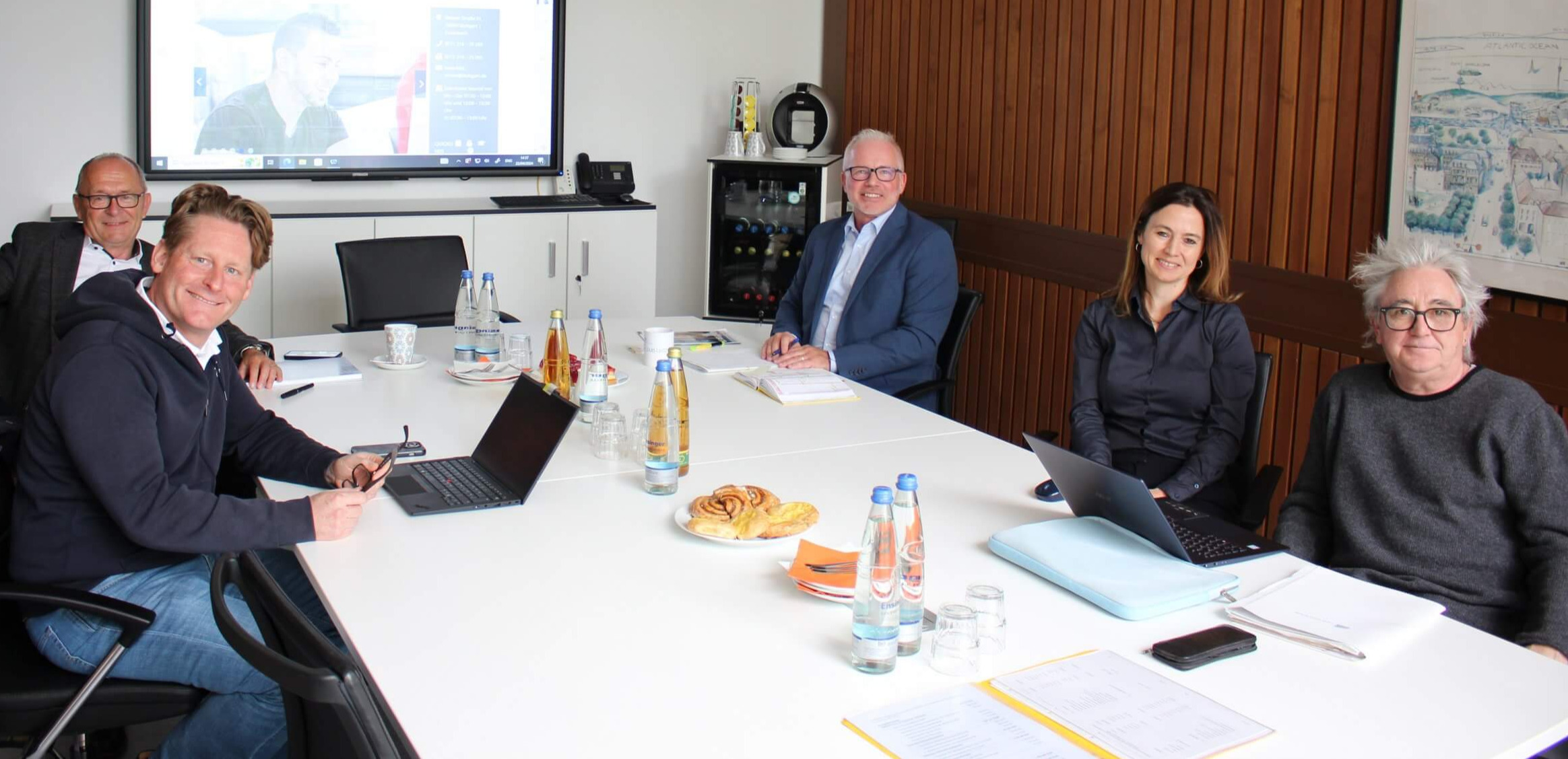 V. l. n r.: Klaus Wössner (Beisitzer, ehemals Geschäftsführer Mahle GmbH Sachsen), Dr. Christian-Titus Klaiber (1. Vorsitzender, Geschäftsführer Louis Leitz Family Office GmbH & Co. KG), Marc van Bergen (2. Vorsitzender, Schulleiter der Louis-Leitz-Schule), Stefanie Dangelmayr (Schriftführerin, Louis-Leitz-Schule), Kolmar Spika (Kassenführer, Louis-Leitz-Schule)